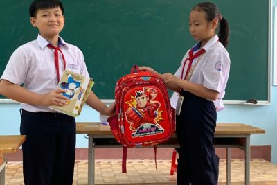 TRƯỜNG THCS LÊ KHIẾT TỔ CHỨC CHƯƠNG TRÌNH ỦNG HỘ VỞ, VIẾT, CẶP SÁCH CHO HỌC SINH VÙNG LŨ